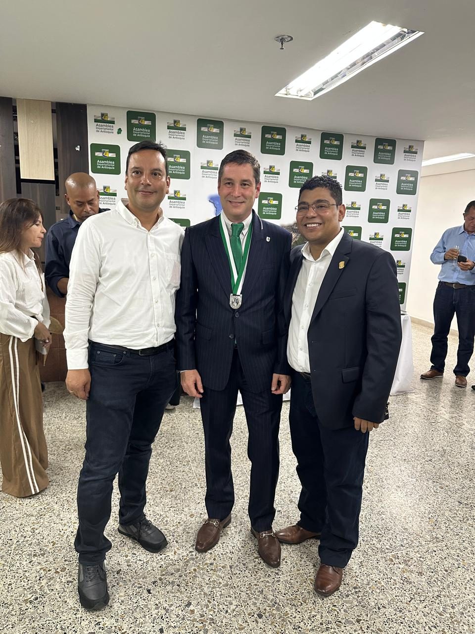 Con la medalla de la orden, después de la ceremonia