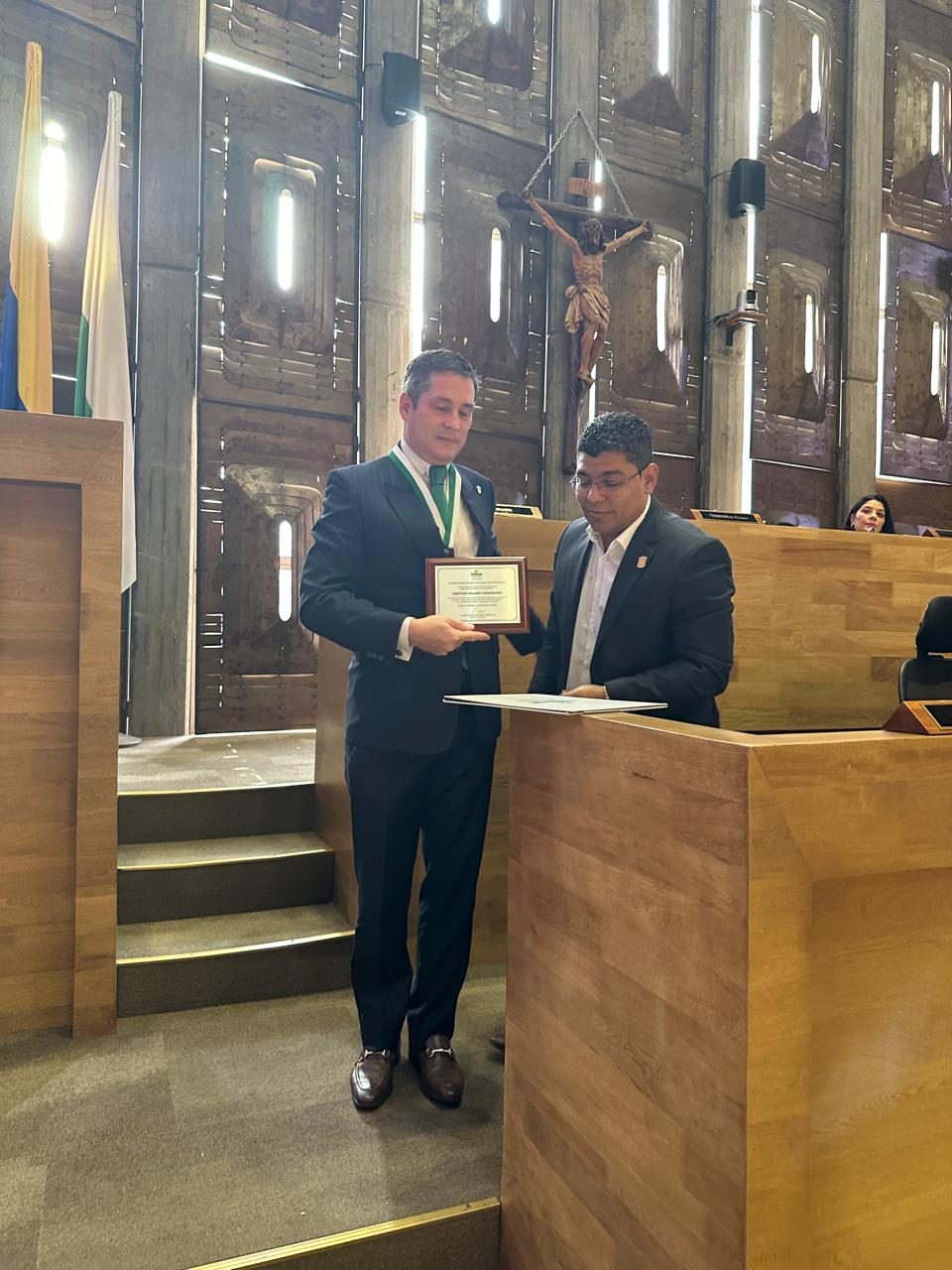 Cristian Halaby recibe la placa de la Orden al Mérito en el recinto de la Asamblea de Antioquia