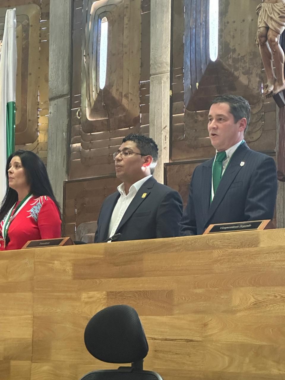 En la mesa directiva del recinto durante la ceremonia